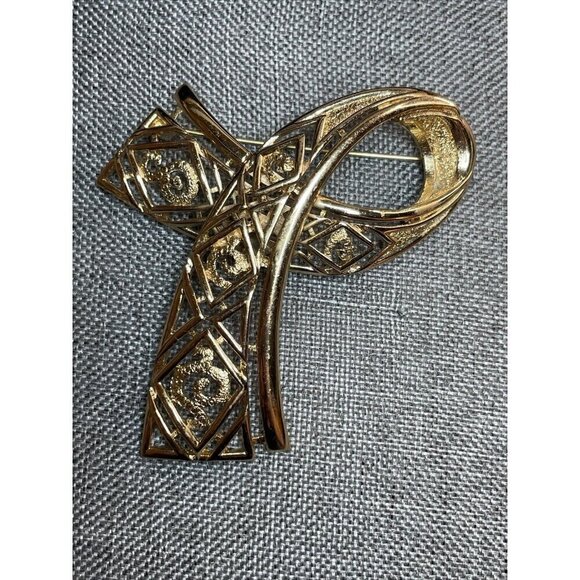 Monet Jewelry - Vintage Gold Tone Monet Large 3” Bow Brooch
